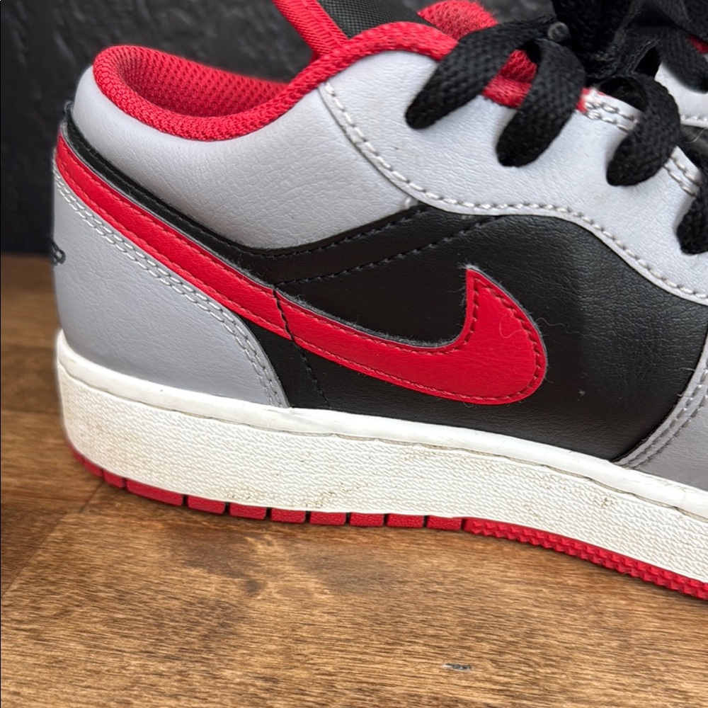 Air Jordan Low Sneakers in Black and Red Size 5.5 Boys - Picture 11 of 11